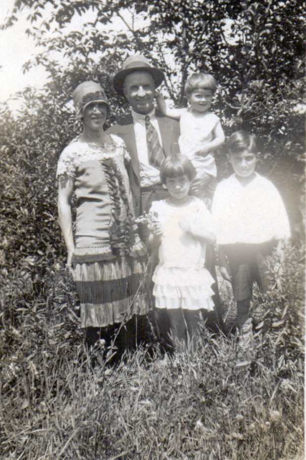 PHOTO of Brooks Family in Montreal 1930: Laura, Hubert, Maynard, Doris, Hubert 